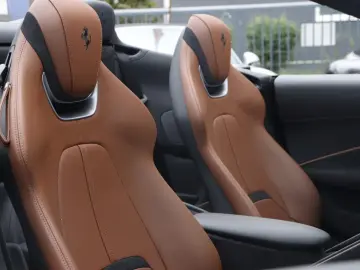 FERRARI Roma Spider  GRIGIO SCURO SITZBELÜFT JBL NACKENW