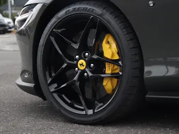 FERRARI Roma Spider  GRIGIO SCURO SITZBELÜFT JBL NACKENW