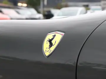 FERRARI Roma Spider  GRIGIO SCURO SITZBELÜFT JBL NACKENW