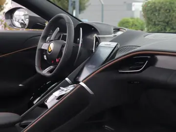 FERRARI Roma Spider  GRIGIO SCURO SITZBELÜFT JBL NACKENW