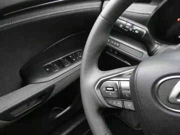 Lexus LBX 1 5 Hybrid FWD Basis   Komfort Paket