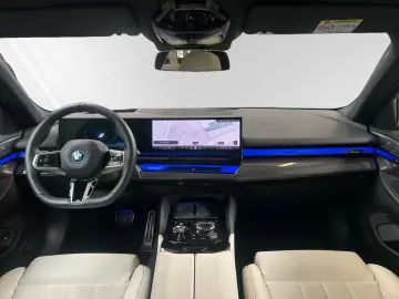 BMW 550e xDrive M Sport Pro AHK Pano 21 LMR