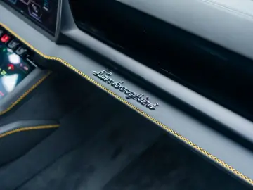 LAMBORGHINI Urus SE   AdPersonam Akra   Lamborghini Nürnberg