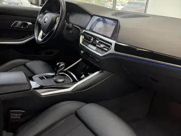BMW SERIA 318 Luxury  2022