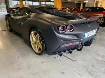FERRARI F8