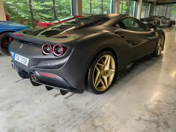 FERRARI F8