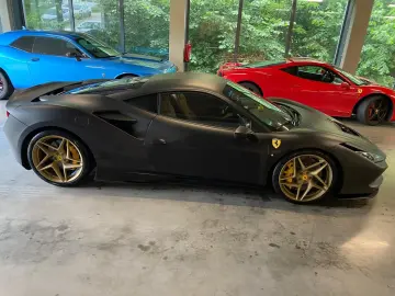 FERRARI F8