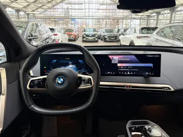 BMW iX xDrive40 76 6 kWh Kamera Sitzhzg