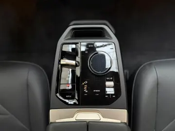 BMW iX xDrive40 76 6 kWh Kamera Sitzhzg