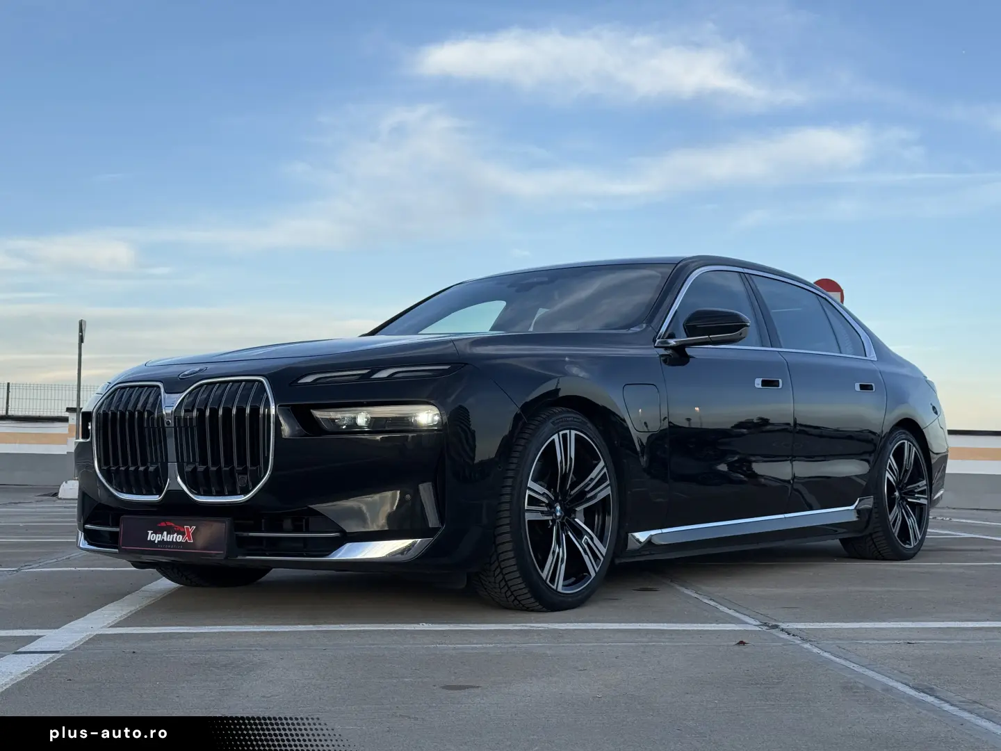 BMW 750e PHEV XDRIVE THEATRE TV HUD B&W 2023