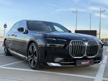 BMW 750e PHEV XDRIVE THEATRE TV HUD B&W 2023