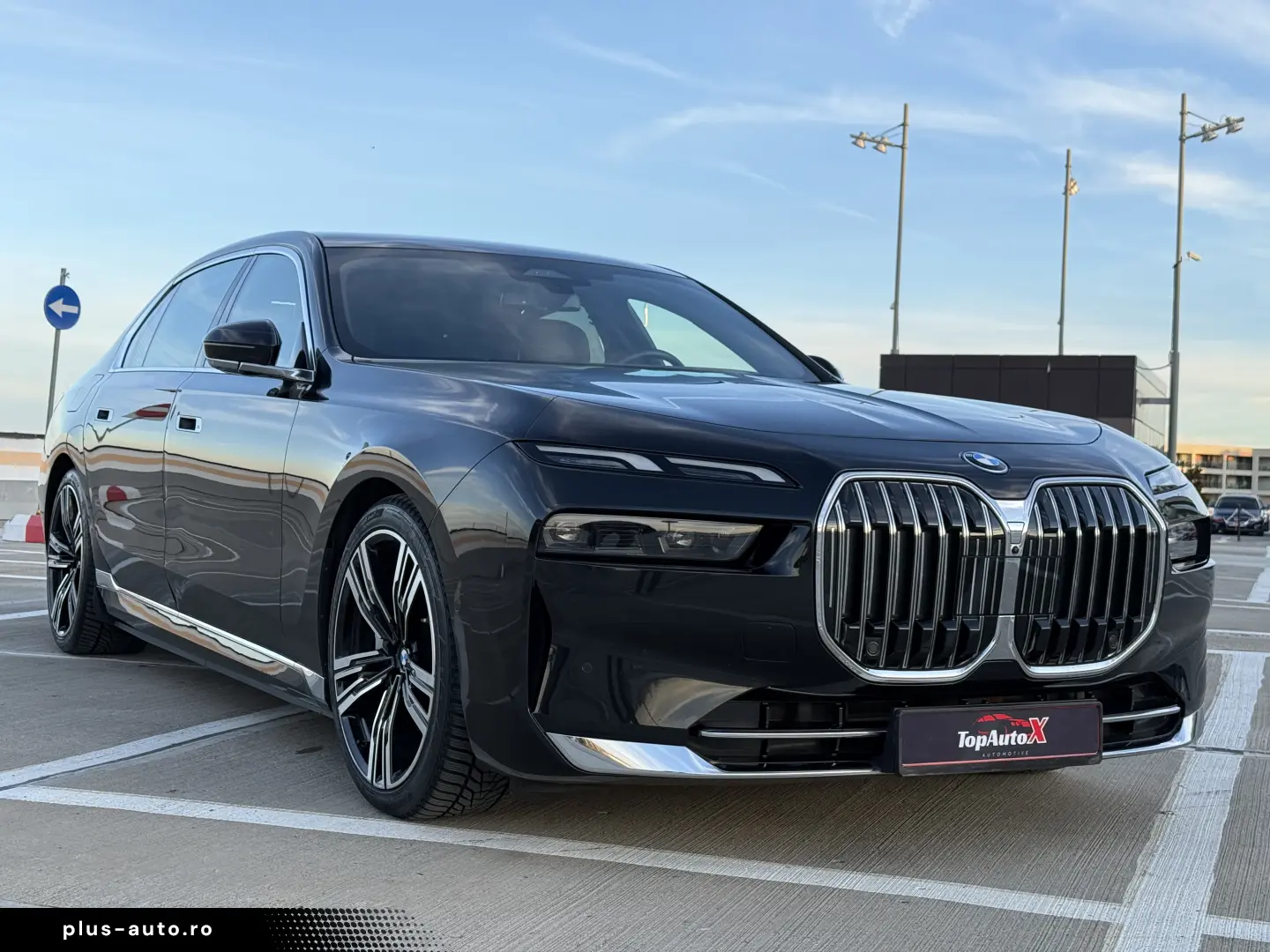 BMW 750e PHEV XDRIVE THEATRE TV HUD B&W 2023