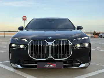 BMW 750e PHEV XDRIVE THEATRE TV HUD B&W 2023