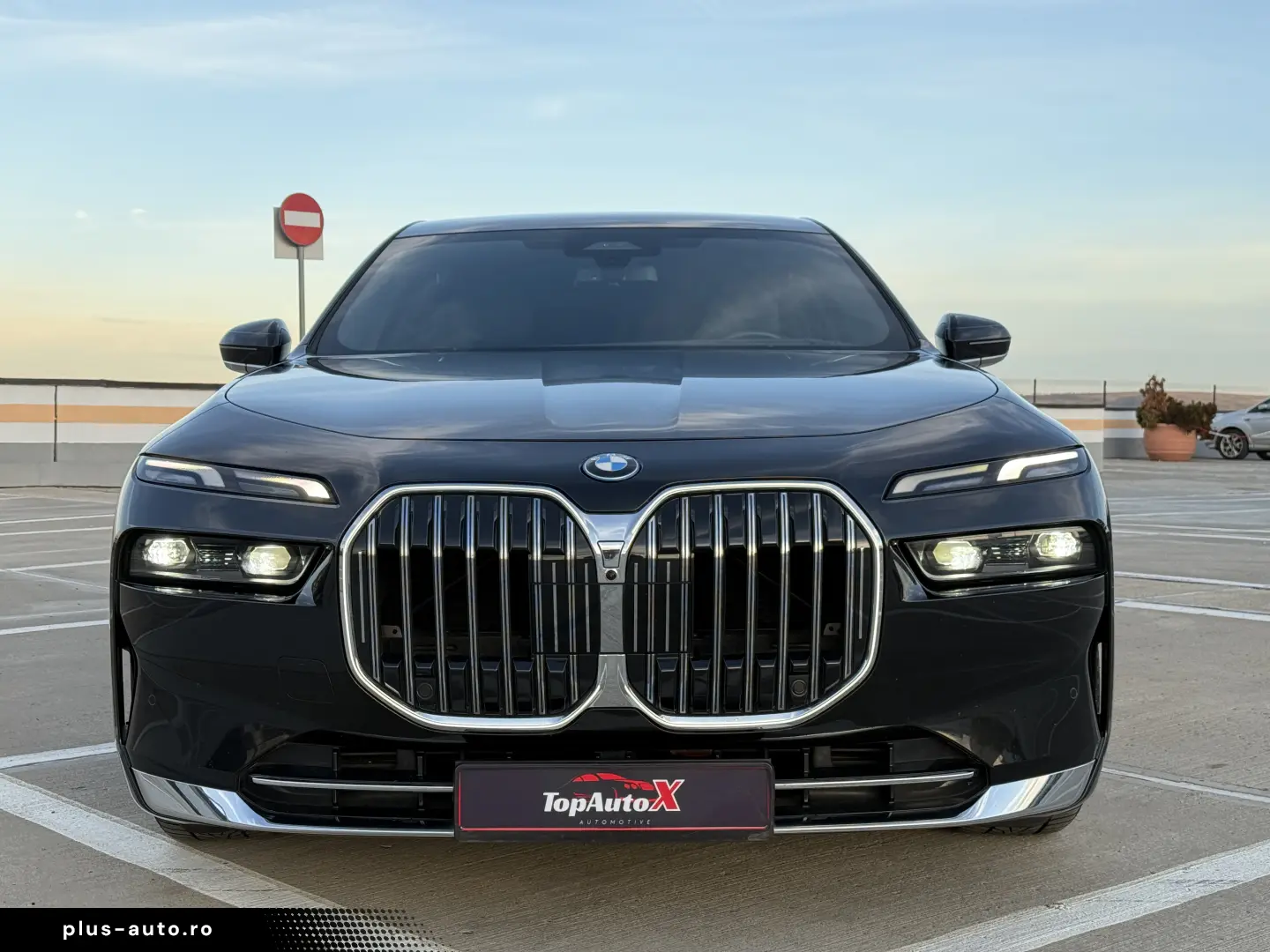 BMW 750e PHEV XDRIVE THEATRE TV HUD B&W 2023