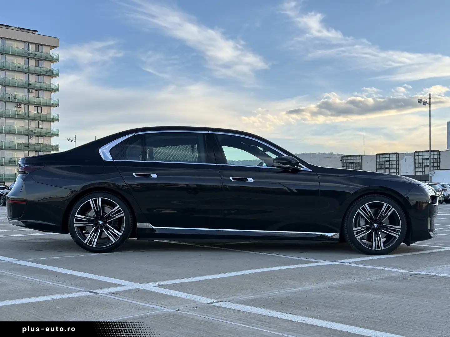 BMW 750e PHEV XDRIVE THEATRE TV HUD B&W 2023