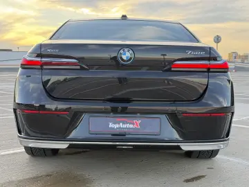 BMW 750e PHEV XDRIVE THEATRE TV HUD B&W 2023