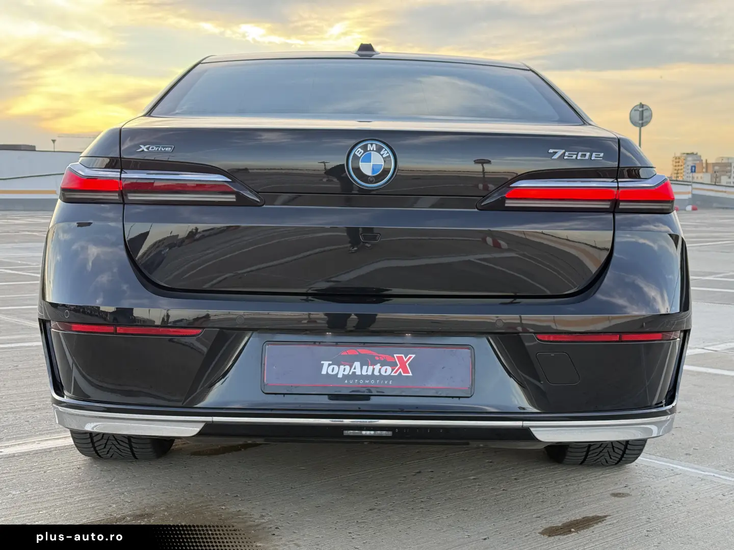 BMW 750e PHEV XDRIVE THEATRE TV HUD B&W 2023