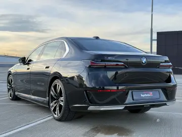 BMW 750e PHEV XDRIVE THEATRE TV HUD B&W 2023