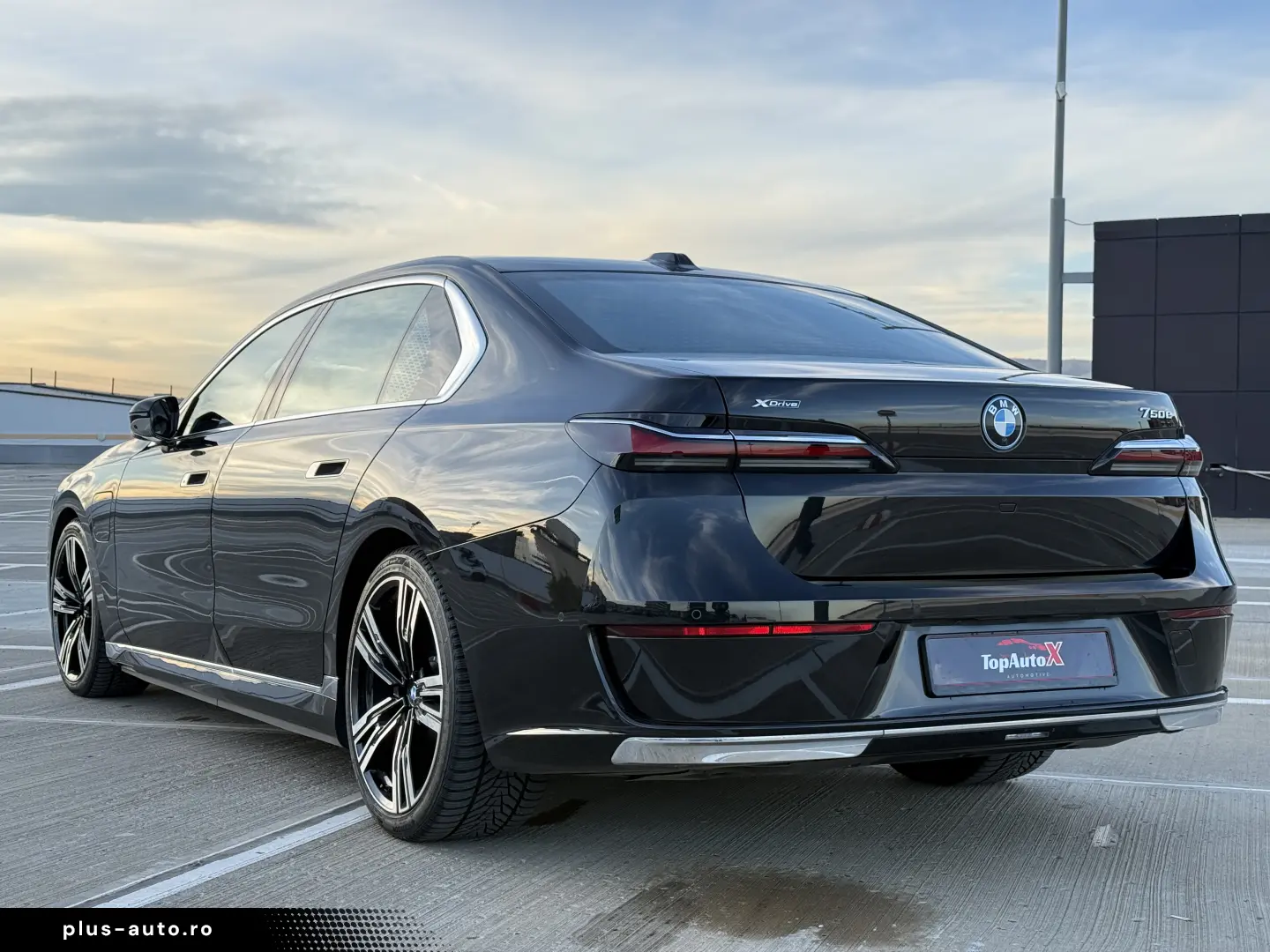 BMW 750e PHEV XDRIVE THEATRE TV HUD B&W 2023