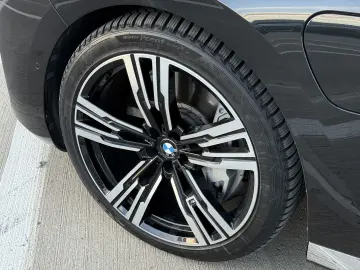 BMW 750e PHEV XDRIVE THEATRE TV HUD B&W 2023