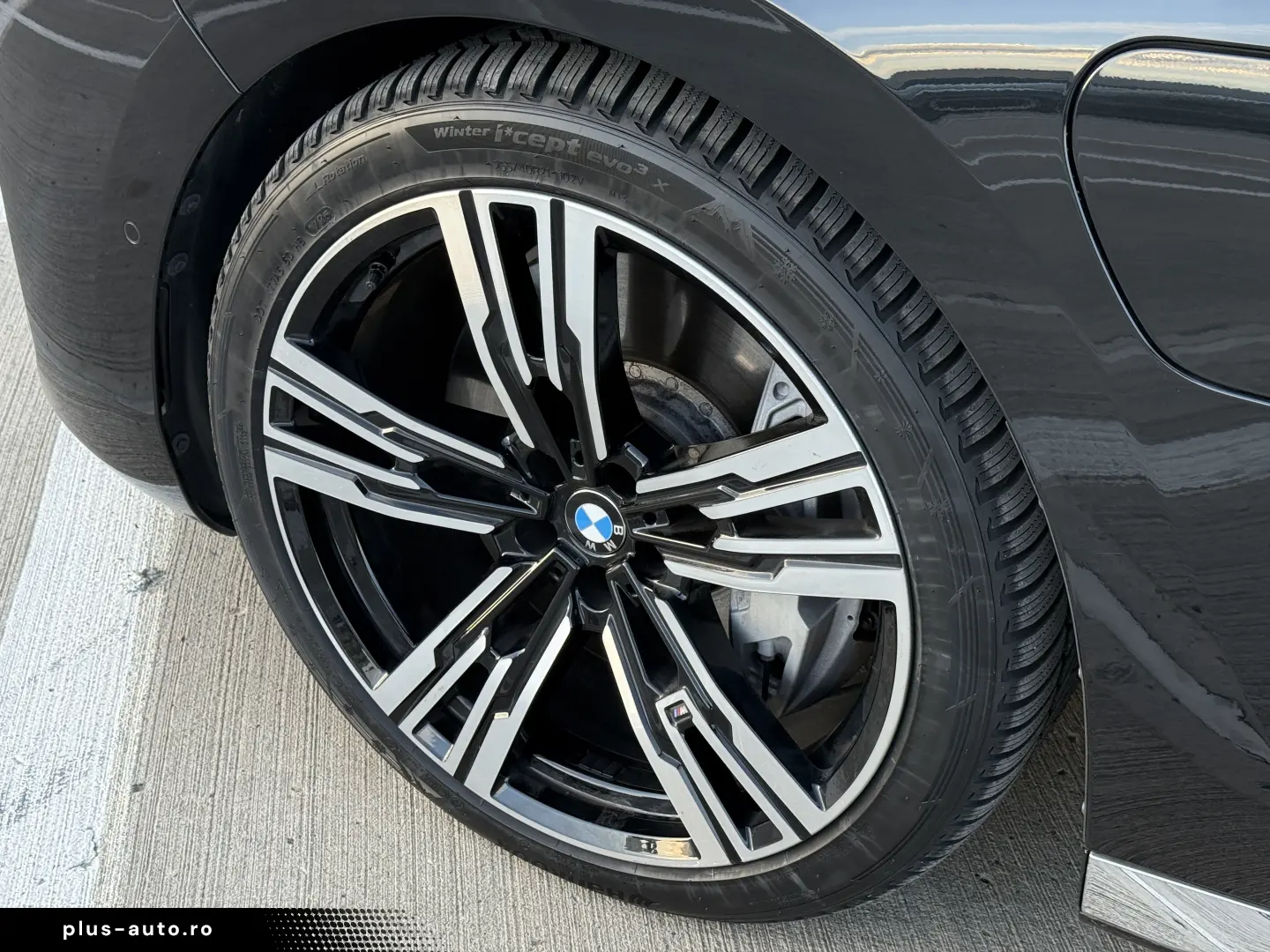 BMW 750e PHEV XDRIVE THEATRE TV HUD B&W 2023