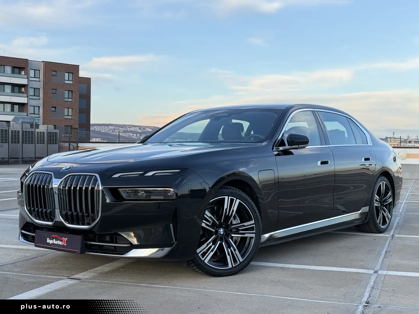 BMW 750e PHEV XDRIVE THEATRE TV HUD B&W 2023