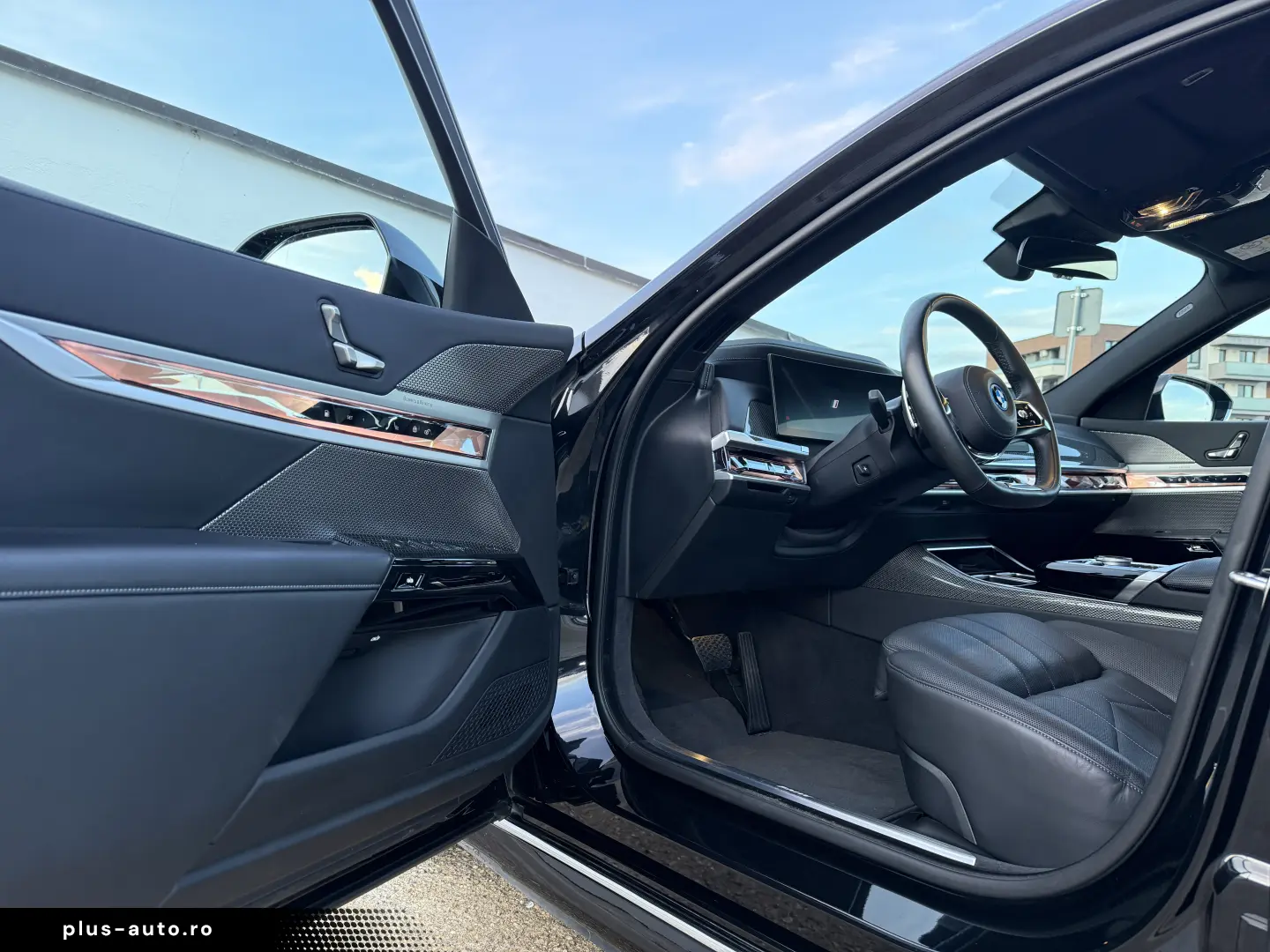 BMW 750e PHEV XDRIVE THEATRE TV HUD B&W 2023