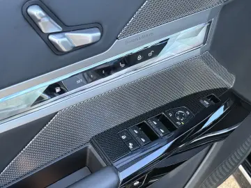 BMW 750e PHEV XDRIVE THEATRE TV HUD B&W 2023