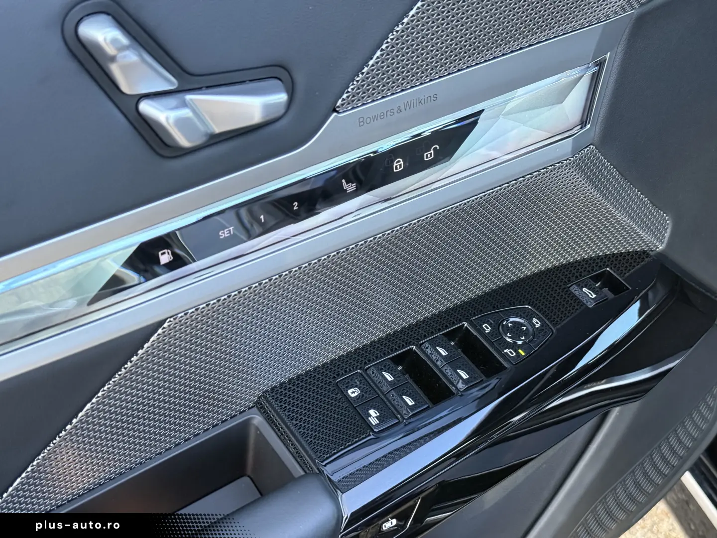 BMW 750e PHEV XDRIVE THEATRE TV HUD B&W 2023