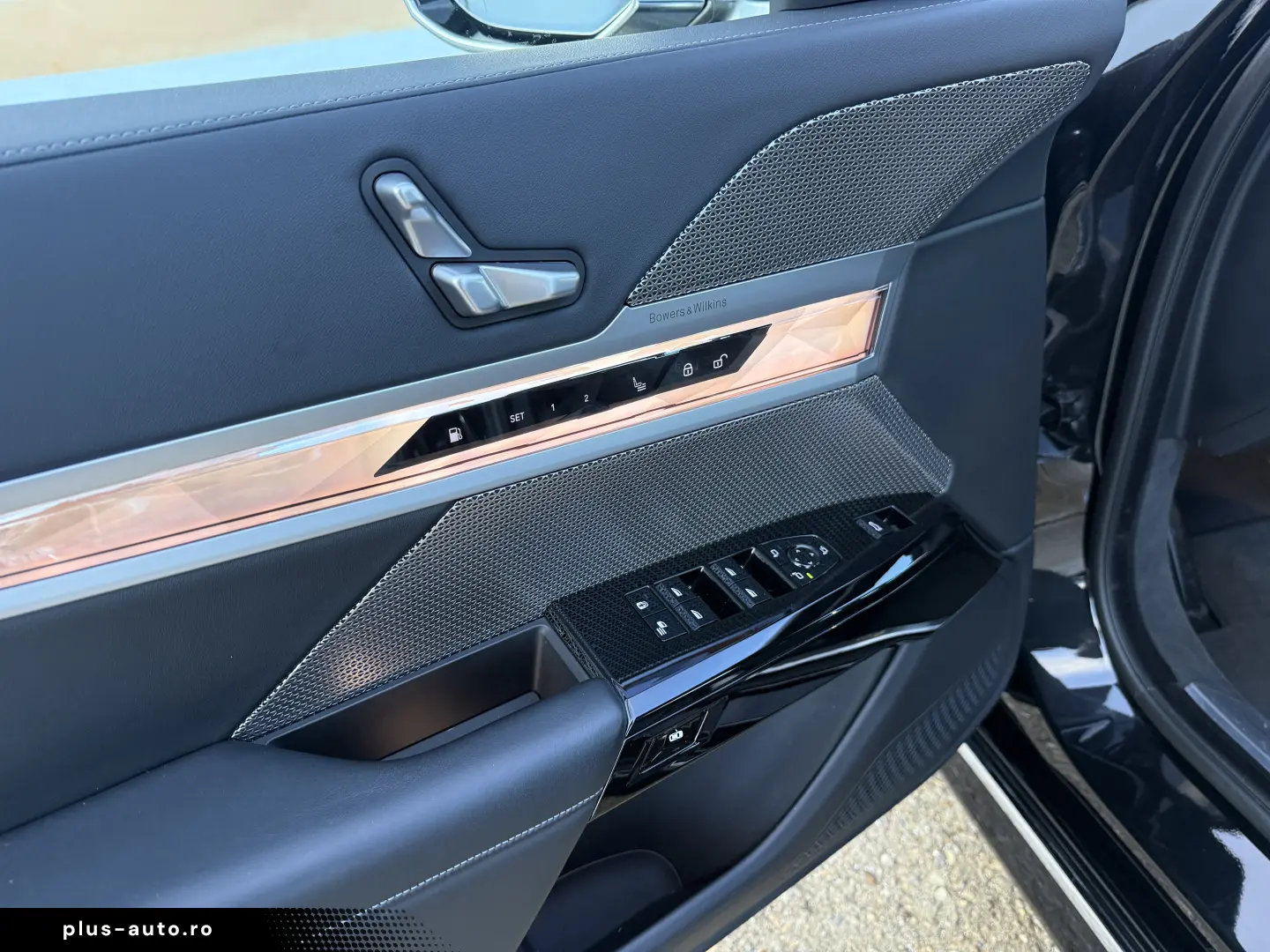 BMW 750e PHEV XDRIVE THEATRE TV HUD B&W 2023