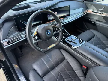 BMW 750e PHEV XDRIVE THEATRE TV HUD B&W 2023