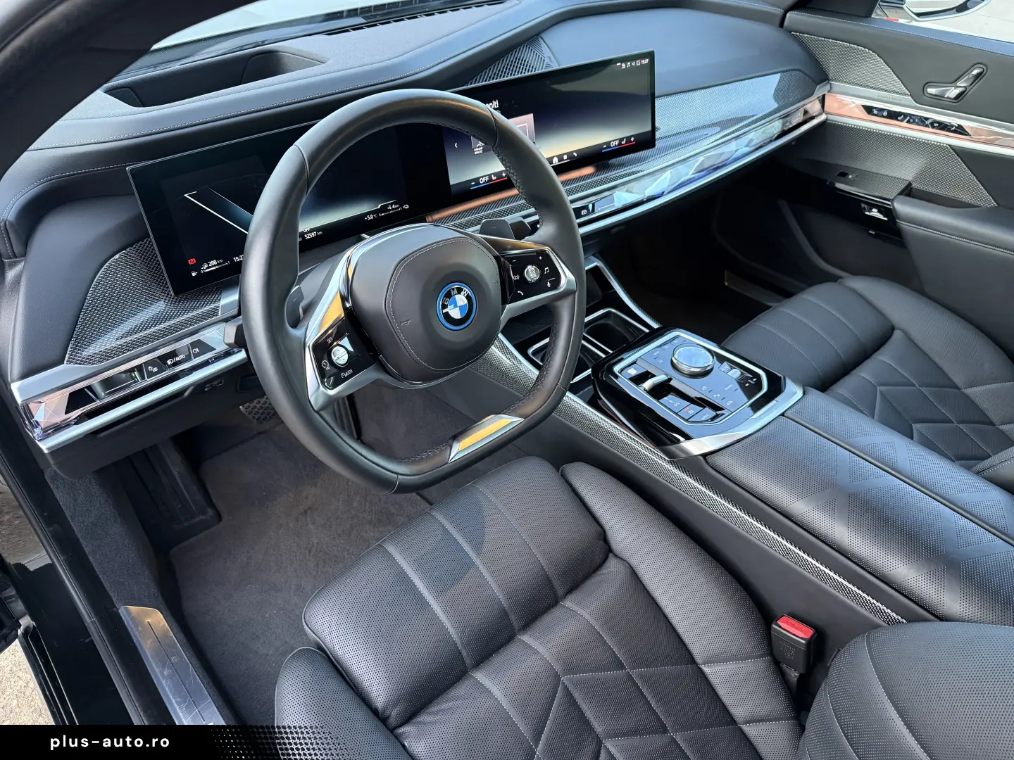 BMW 750e PHEV XDRIVE THEATRE TV HUD B&W 2023