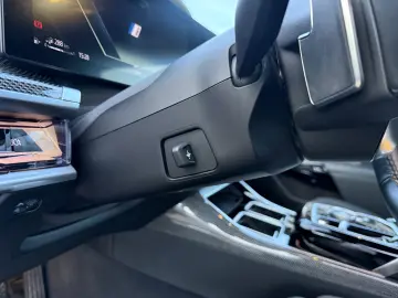 BMW 750e PHEV XDRIVE THEATRE TV HUD B&W 2023