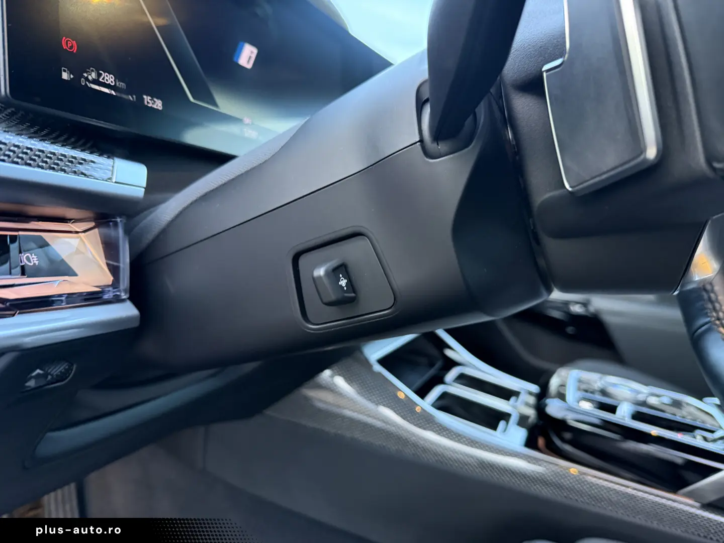 BMW 750e PHEV XDRIVE THEATRE TV HUD B&W 2023
