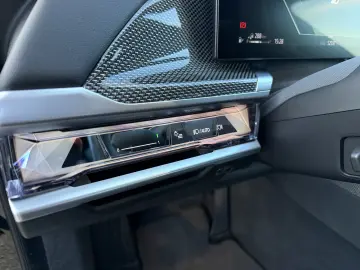 BMW 750e PHEV XDRIVE THEATRE TV HUD B&W 2023