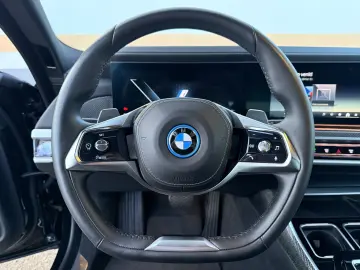 BMW 750e PHEV XDRIVE THEATRE TV HUD B&W 2023