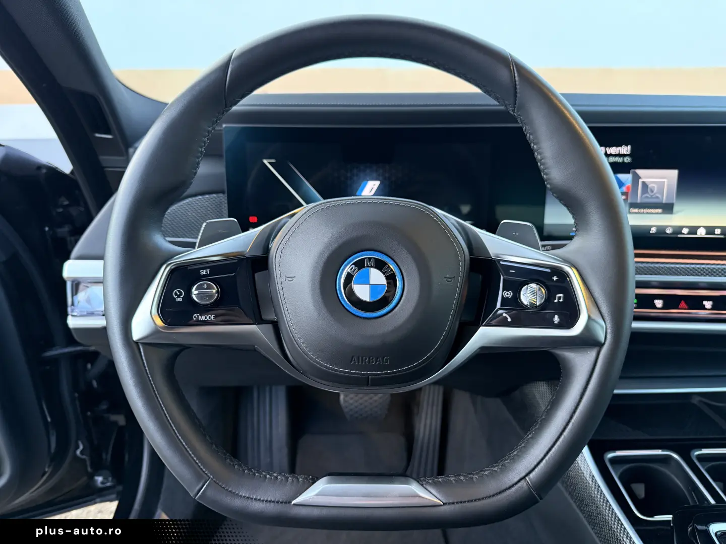BMW 750e PHEV XDRIVE THEATRE TV HUD B&W 2023