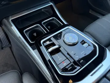 BMW 750e PHEV XDRIVE THEATRE TV HUD B&W 2023