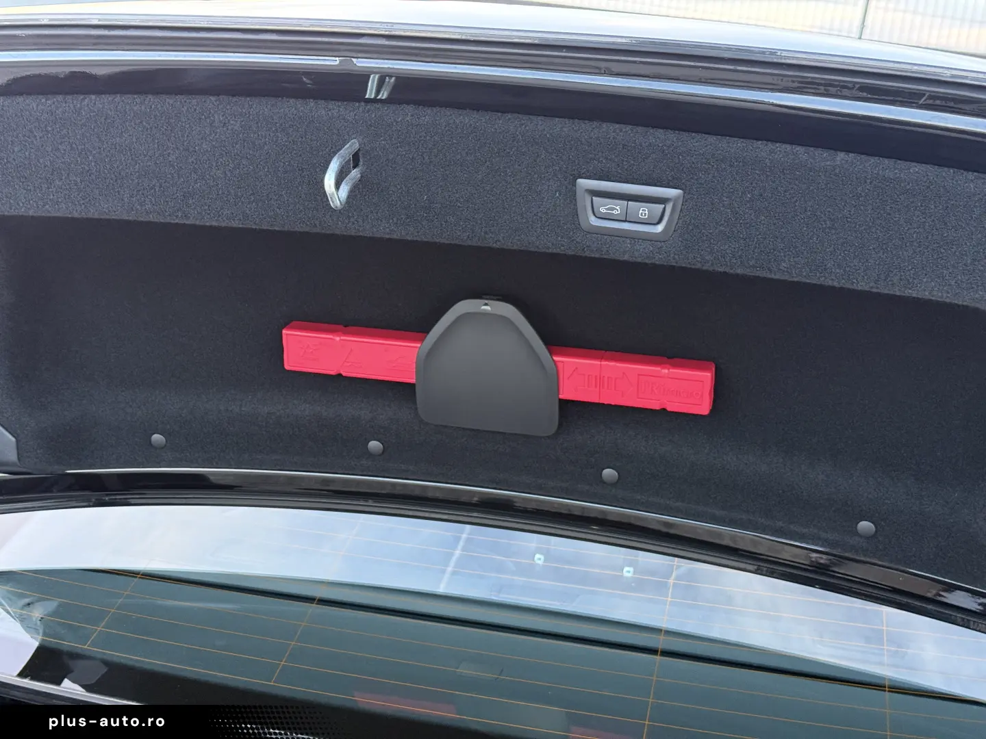 BMW 750e PHEV XDRIVE THEATRE TV HUD B&W 2023