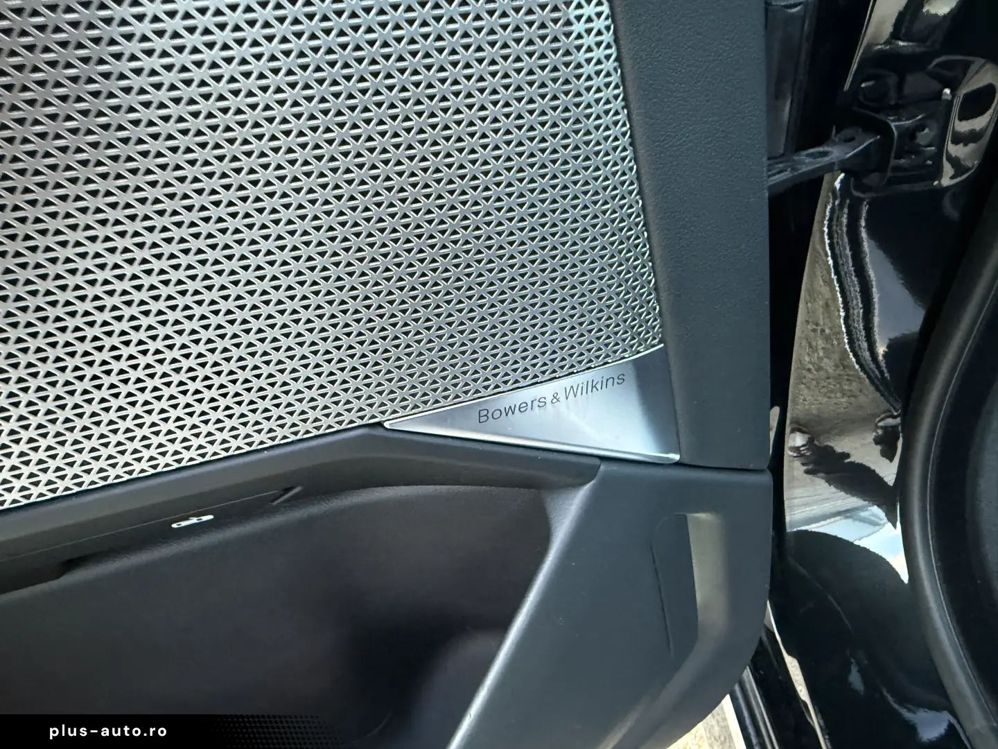 BMW 750e PHEV XDRIVE THEATRE TV HUD B&W 2023