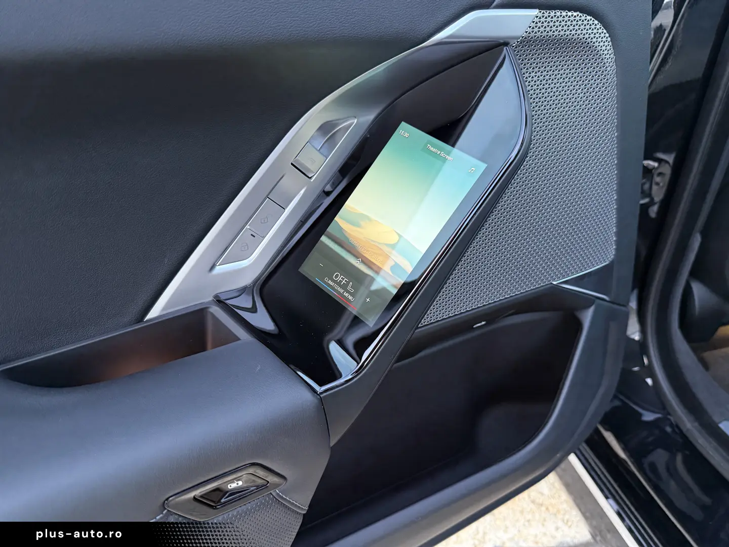BMW 750e PHEV XDRIVE THEATRE TV HUD B&W 2023