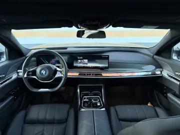 BMW 750e PHEV XDRIVE THEATRE TV HUD B&W 2023