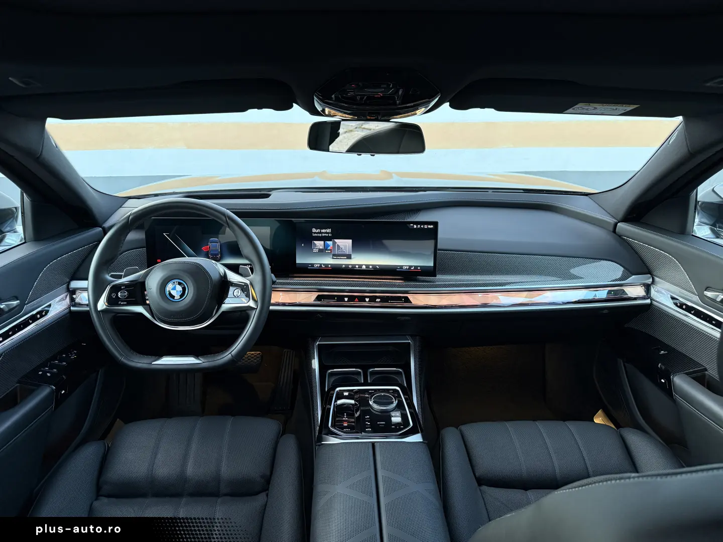 BMW 750e PHEV XDRIVE THEATRE TV HUD B&W 2023