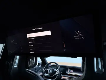 BMW 750e PHEV XDRIVE THEATRE TV HUD B&W 2023