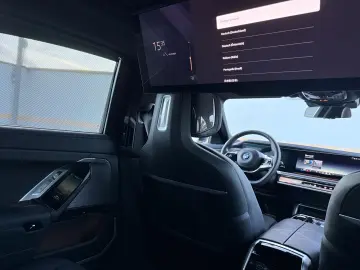 BMW 750e PHEV XDRIVE THEATRE TV HUD B&W 2023