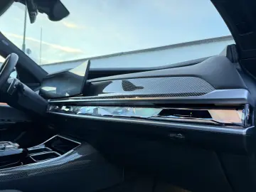 BMW 750e PHEV XDRIVE THEATRE TV HUD B&W 2023