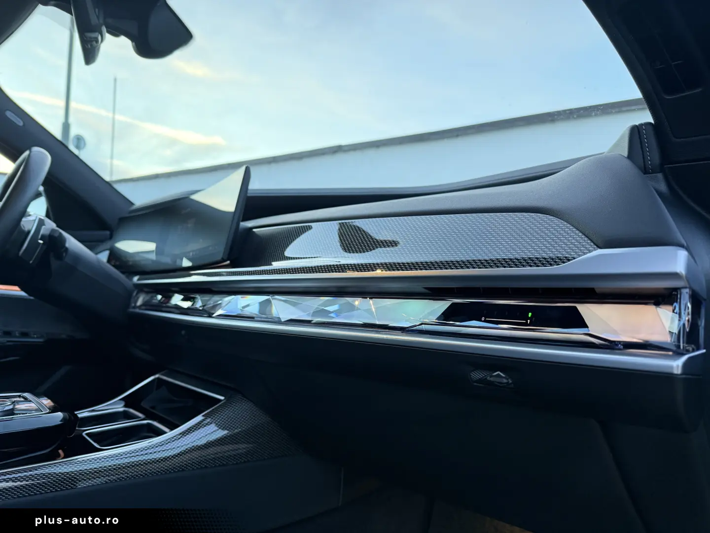 BMW 750e PHEV XDRIVE THEATRE TV HUD B&W 2023