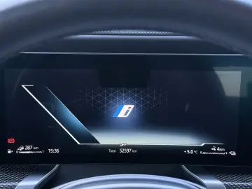 BMW 750e PHEV XDRIVE THEATRE TV HUD B&W 2023