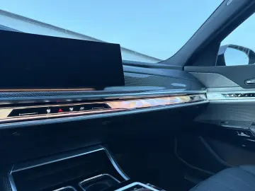BMW 750e PHEV XDRIVE THEATRE TV HUD B&W 2023