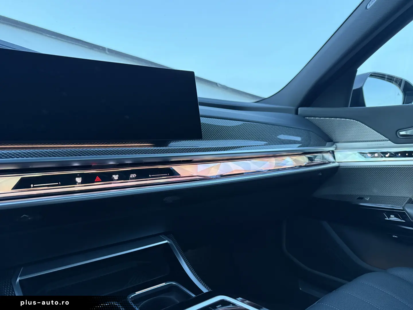 BMW 750e PHEV XDRIVE THEATRE TV HUD B&W 2023